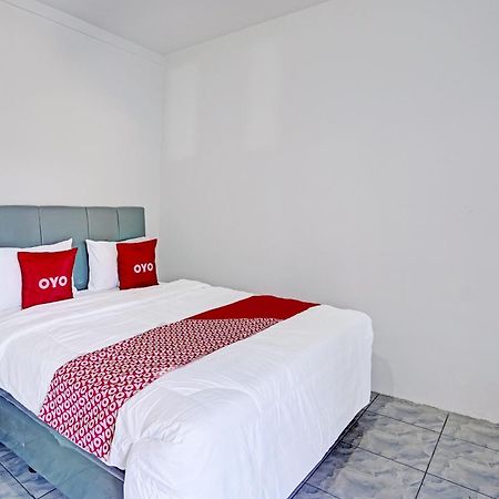 Oyo Life 91594 Bungah Residence Syariah Gresik エクステリア 写真