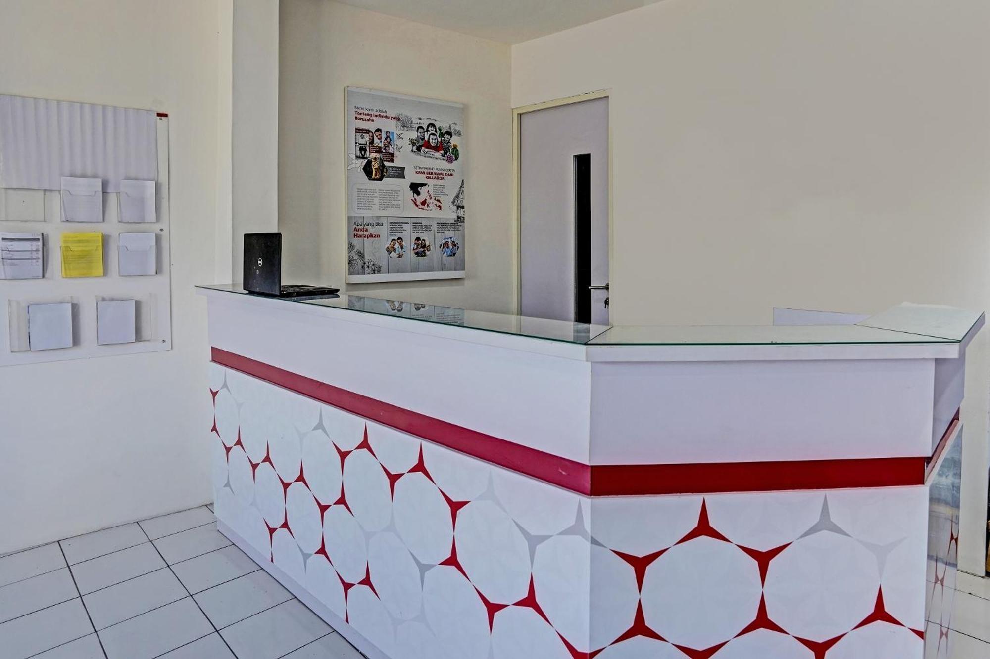 Oyo Life 91594 Bungah Residence Syariah Gresik エクステリア 写真